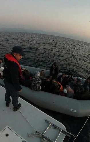 Son dakika: Çanakkale Ayvacık'ta 46'sı çocuk 83 kaçak göçmen yakalandı
