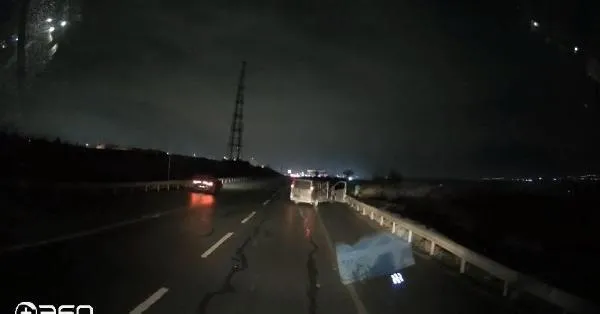 ters-seritte-hirsiz-polis-kovalamacasi-o-anlar-kamerada-1703324067974.jpeg Ters şeritte hırsız polis kovalamacası! O anlar kamerada-1