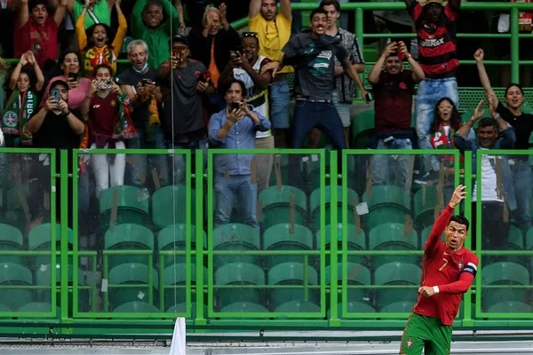 cristiano-ronaldo-portekizin-isvicreyi-4-0-kazandigi-macta-2-gol-atti-ve-galibiyeti-getirdi-1654496749138.jpg Cristiano Ronaldo, Portekiz'in İsviçre'yi 4-0 kazandığı maçta 2 gol attı ve galibiyeti getirdi-3