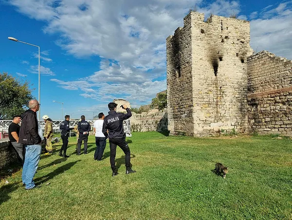 Fatih’te tarihi surlardaki kule alev alev yandı-4