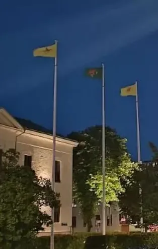 İsveç'te direklere terör örgütü PKK bayrakları çekildi!