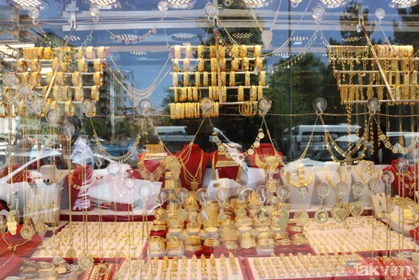 Trump'ın Açıklamaları Piyasaları Rahatlattı Finans Analisti İslam Memiş, Altındaki Gerilemenin Temel Sebebini Trump'ın Daha Yumuşak Tondaki Açıklamalarına...