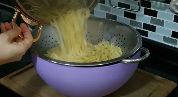 makarnayi-sakin-boyle-suzmeyin-b3-vitaminini-yok-ediyor-meger-tum-ev-hanimlari-yanlis-yapiyormus-1697030896331.jpg B3 vitaminini yok ediyor: Makarnayı sakın böyle süzmeyin! Meğer tüm ev hanımları yanlış yapıyormuş-5