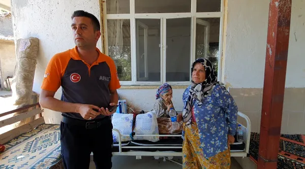 son-dakika-yanan-evinin-onunde-yerde-yatan-yasli-kadin-fotografiyla-yapilan-algi-yalan-cikti-kizi-soyledi-annemi-oraya-ben-yatirdim-1627985664815.jpg SON DAKİKA: Yanan evinin önünde yerde yatan yaşlı kadın fotoğrafıyla yapılan algı yalan çıktı! Kızı söyledi: Annemi oraya ben yatırdım-11