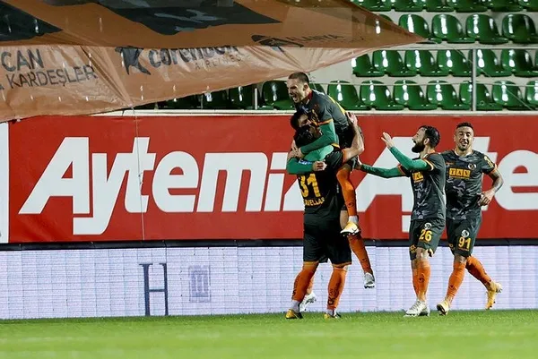 Beşiktaş Alanyaspor maçında Sergen Yalçın hakeme çok sinirlendi! "Kabadayılık mı yapıyorsun sen?"-5