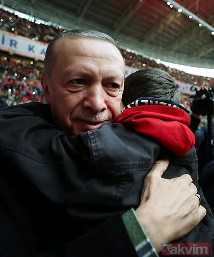 Geleceğin umudu Başkan Recep Tayyip Erdoğan! Çocuklar ve gençlerden sevgi seli: Kimini yanına çağırdı kimine elini öptürdü