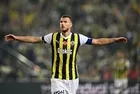 Bir futbolcudan çok fazlası: Fenerbahçe'nin yıldız golcüsü Edin Dzeko profesyonelliğiyle takıma örnek oluyor ve övgü topluyor