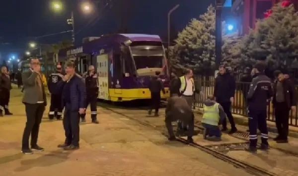 kabatas-bagcilar-hattinda-tramvay-raydan-cikti-yolcular-magdur-oldu-1678390248170.jpg Kabataş-Bağcılar hattında tramvay raydan çıktı: Yolcular mağdur oldu!-3