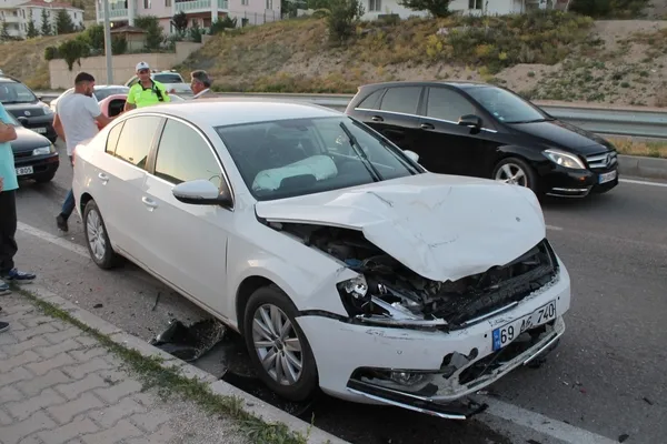 bayburtta-iki-otomobil-carpisti-5-yarali-1657826090413.jpg Bayburt’ta iki otomobil çarpıştı: 5 yaralı-2