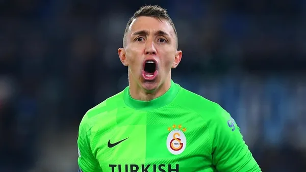 galatasaray-yildiz-kalecisi-fernando-muslera-ile-yeni-kontrat-konusunda-el-sikisti-1694645614011.jpeg Galatasaray yıldız kalecisi Fernando Muslera ile yeni kontrat konusunda el sıkıştı! 2,5 milyon Euro’luk maaşı da aşağı çekilecek...-3