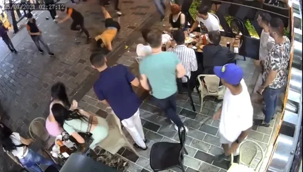istanbul-taksimde-meydan-kavgasi-restoran-calisanlari-yan-masada-oturan-3-kadina-laf-atan-2-yabanci-uyrukluyu-tekme-tokat-dovdu-1627281549877.jpg