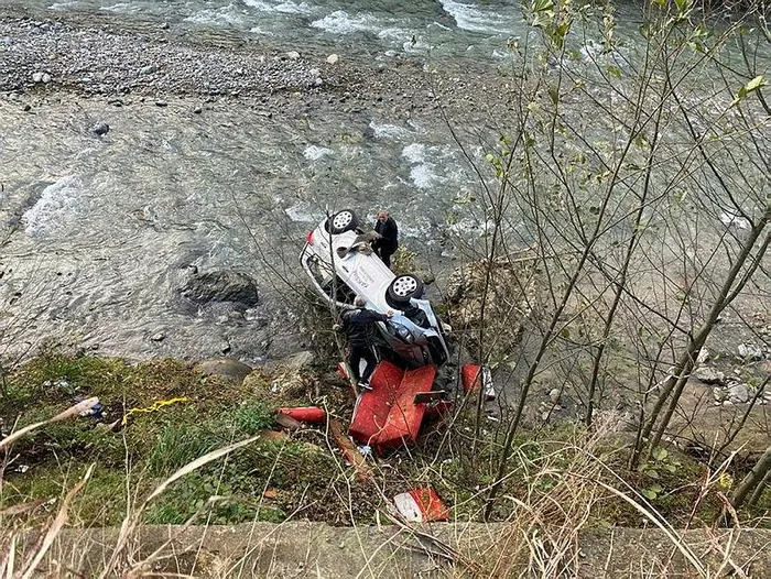 trabzonda-surucu-adayinin-kullandigi-otomobil-dereye-uctu-1701439627037.jpeg Trabzon'da sürücü adayının kullandığı otomobil dereye uçtu!-2