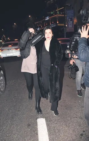 Muhabirleri gören Merve Boluğur köşe bucak kaçmaya çalıştı