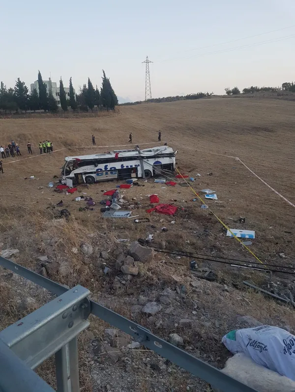 balikesirde-katliam-gibi-kaza-yolcu-otobusu-yoldan-cikti-14-olu-18-yarali-1628401695064.jpg Balıkesir'de katliam gibi kaza! Yolcu otobüsü yoldan çıktı: 15 ölü, 17 yaralı-2