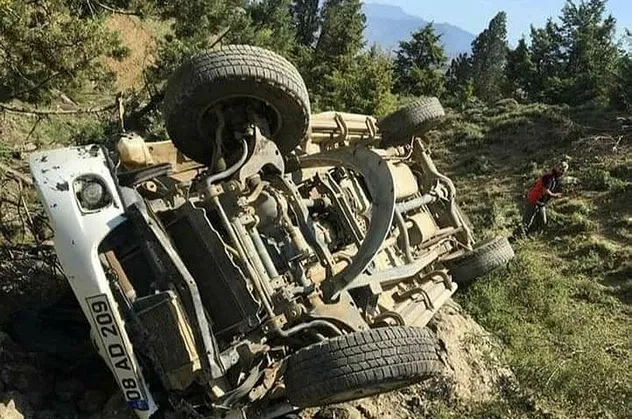 Artvin'de kamyonet şarampole yuvarlandı!