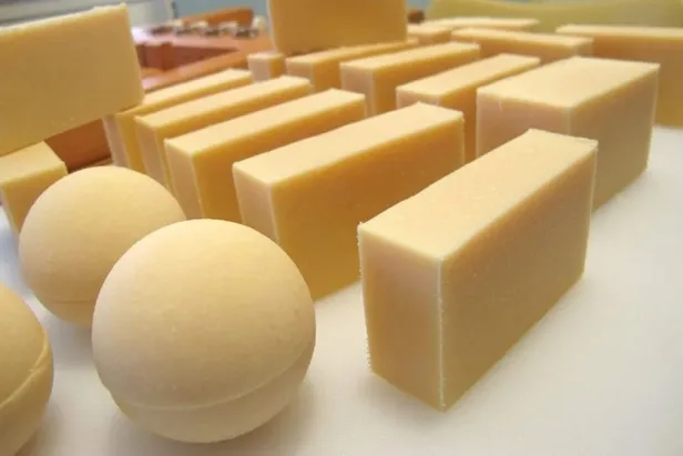 keci-sutu-sabunu-ne-ise-yarar-faydalari-nelerdir-keci-sutu-sabunu-nasil-kullanilir-hangi-cilt-tiplerinde-kulla-1652446736051.jpeg Keçi sütü sabunu ne işe yarar, faydaları nelerdir? Keçi sütü sabunu nasıl kullanılır? Hangi cilt tiplerinde kullanılır?-2