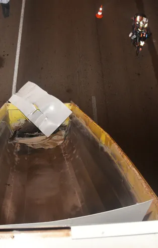 TIR'ın açılan damperi üst geçide çarptı