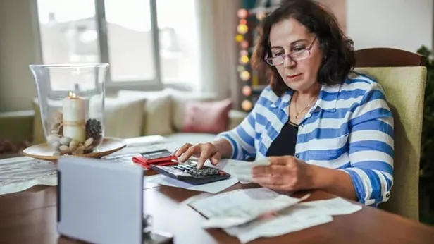 ruyada-yasli-kadin-gormek-ne-anlama-gelir-neye-isarettir-ruyada-yasli-kadinla-konusmanin-anlami-yorumu-1651758914744.jpeg Rüyada yaşlı kadın görmek ne anlama gelir, neye işarettir? Rüyada yaşlı kadınla konuşmanın anlamı, yorumu-3