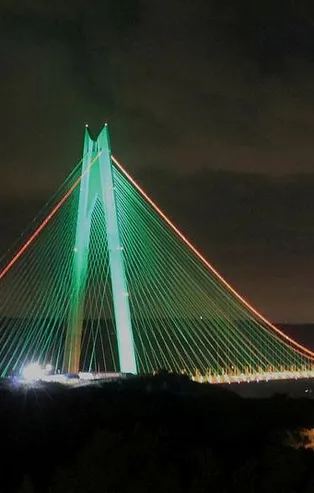 Köprüler Afganistan'ın kuruluş yıldönümü için kırmızı ve yeşil ile aydınlatıldı
