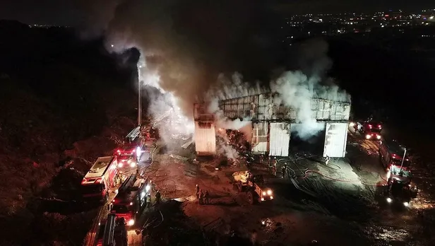 Tuzla'daki geri dönüşüm tesisinde korkutan yangın!-5