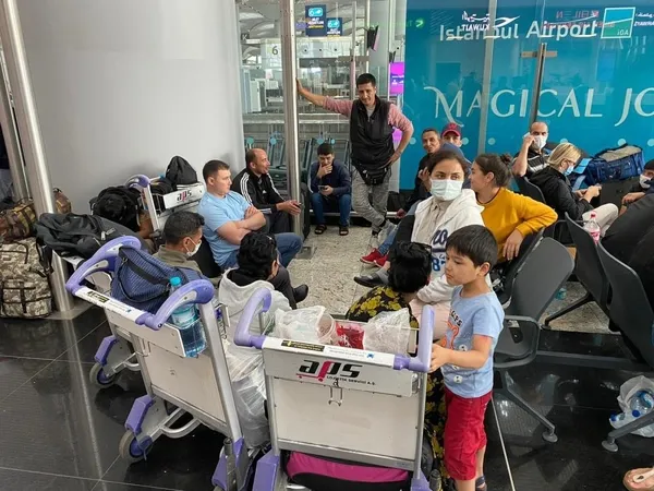 ulkelerine-gidemeyen-turkmenler-istanbul-havalimaninda-bekliyor-1660224902289.jpg