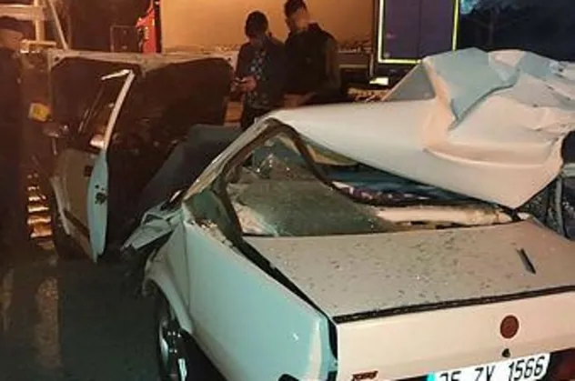 Tıra arkadan çarpan otomobil ikiye bölündü