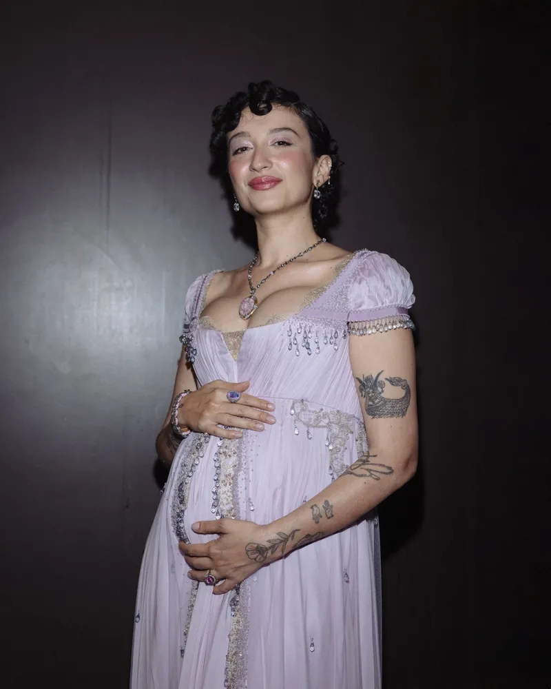 minik-diva-bebe-yolda-melike-sahin-konserde-hamile-oldugunu-acikladi-1777406845408.jpeg Minik diva bebe yolda: Melike Şahin konserde hamile olduğunu açıkladı-9