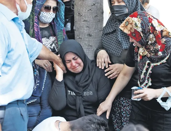 Azra Gülendam Haytaoğlu vahşice öldürüldü! Ailesi ve arkadaşları, cenaze töreninde gözyaşlarına boğuldu-4