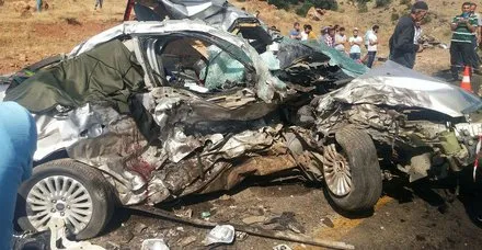 Otomobille pikap çarpıştı: 6 ölü, 9 yaralı