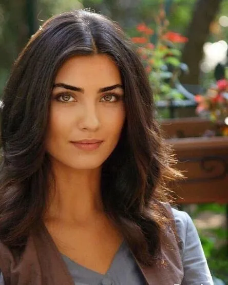 ekranlarin-guzel-oyuncusu-tuba-buyukustun-parisi-mesken-tuttu-15-milyon-euroluk-1680221950082.jpeg Ekranların güzel oyuncusu Tuba Büyüküstün, Paris'i mesken tuttu! 1.5 milyon Euro'luk...-4