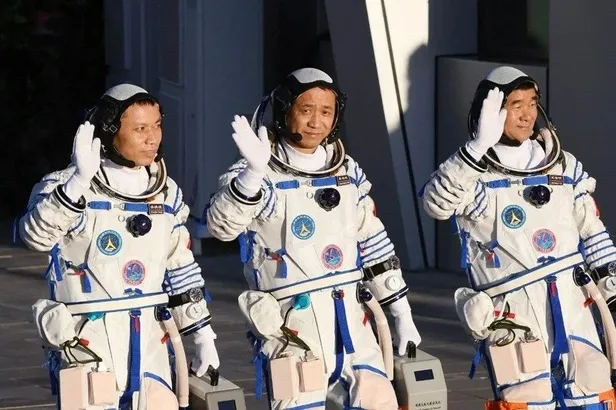 Uzayda bir ilk! Çinli astronotlar ilk uzay yürüyüşünü gerçekleştirdi-3