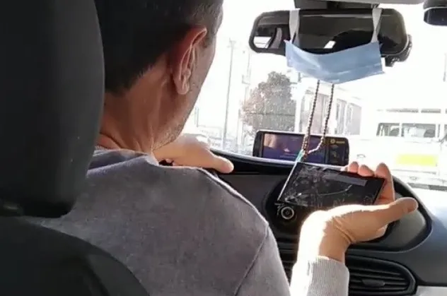 İstanbul'daki taksici pes dedirtti! Bir elinde direksiyon bir elinde ganyan takibi