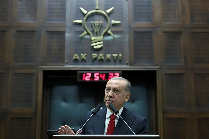 baskan-erdogandan-chpnin-acemi-tavsani-ozgur-ozele-genel-baskan-mi-emanetci-mi-belli-degil-1700045661517.jpeg Başkan Erdoğan'dan CHP'nin 'acemi tavşanı' Özgür Özel'e: "Genel başkan mı emanetçi mi belli değil"-3