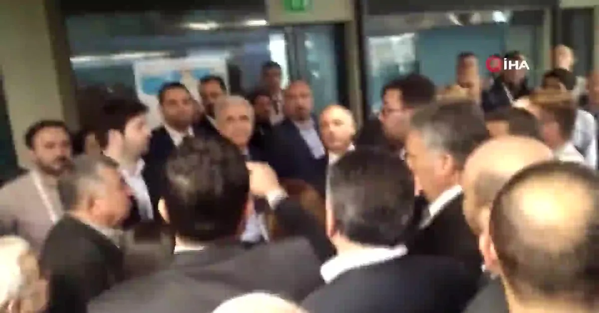 İBB'nin kongresinde olay çıktı! UBER'ciler ve taksiciler birbirine girdi! Genel Sekreter Yardımcısı arada kaldı!