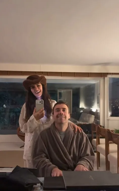 ozgu-kayadan-murat-dalkilica-romantik-klip-nice-yillarimiza-sevgilim-1775215244477.jpg Özgü Kaya'dan Murat Dalkılıç'a romantik klip! “Nice yıllarımıza sevgilim”-4