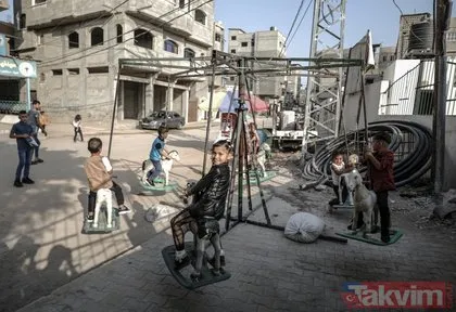 Gazze’de Kurban Bayramı sabahında çocuklar yıkık binaların arasında eğlendi