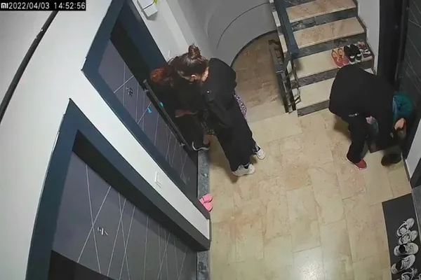 ayakkabilari-koklayarak-calan-hirsizlar-kokuyorsa-ve-sicak-ise-eve-yeni-geldigini-anliyoruz-1650614477459.jpg Ayakkabıları koklayarak çalan hırsızlar: Kokuyorsa ve sıcak ise eve yeni geldiğini anlıyoruz-8