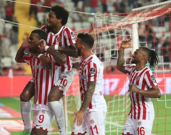 canli-anlatim-antalyaspor-trabzonspor-macinin-ikinci-yarisi-basladi-1661025373534.jpg Son dakika: Trabzonspor Antalya'da mağlup! 5 gol yediler-2