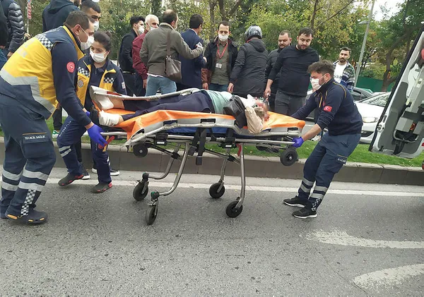 1635428382953.jpg İstanbul'da korkunç kaza! Karşıya geçmeye çalışırken otomobil çarptı-4