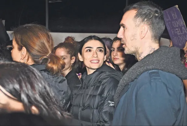 hazar-erguclunun-panik-gecesi-19-yas-buyuk-sevgilisi-onur-unluden-ayrilan-guzel-oyuncu-ilk-kez-biriyle-goruntu-1678389061564.jpeg Hazar Ergüçlü'nün panik gecesi! 19 yaş büyük sevgilisi Onur Ünlü’den ayrılan güzel oyuncu ilk kez biriyle görüntülendi-3