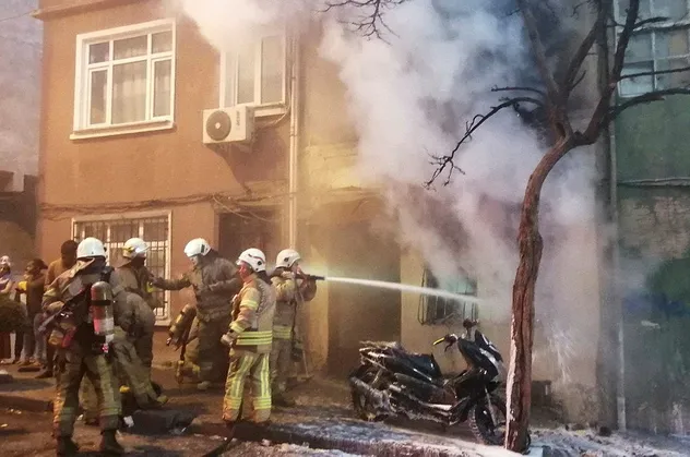 Beyoğlu'nda iki katlı bina alev alev yandı