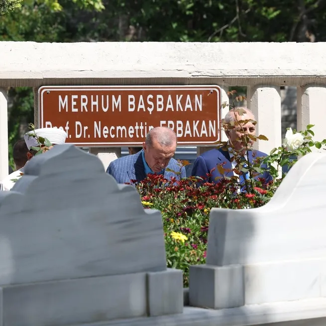 Başkan Erdoğan merhum başbakan Necmettin Erbakanın kabrini ziyaret etti