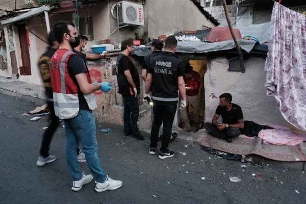 İstanbul'da 28 adrese şafak baskını: Narkotik operasyonunda 22 şüpheli yakalandı-3