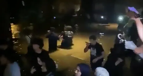 istanbulda-kuvvetli-saganak-basladi-ev-ve-is-yerlerini-su-basti-istanbul-valiliginden-vatandaslara-kritik-uyar-1693942425379.jpeg İstanbul'da sel 2 can aldı! Felaketin boyutu gün ağarınca ortaya çıktı: Hasar tespit çalışmaları başladı | Dakika dakika yaşananlar-11