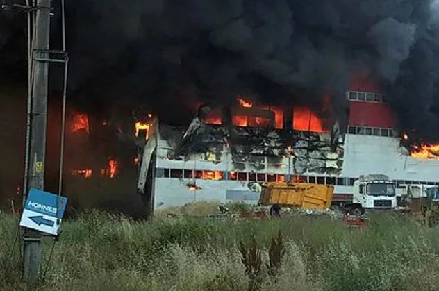 SON DAKİKA: Kocaeli'de bir fabrika alevlere teslim oldu