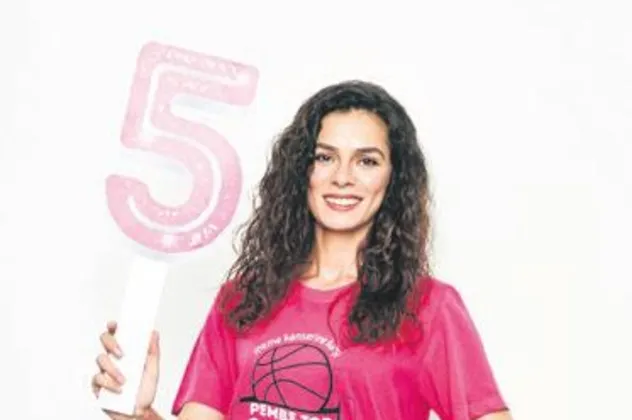 Pembe top Özge’de