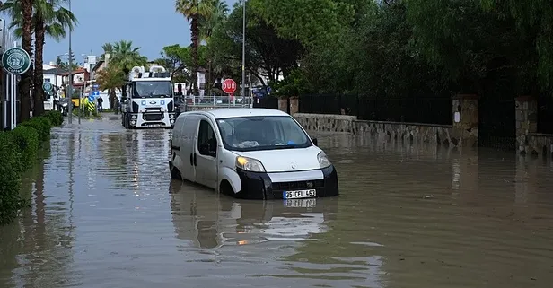 Bodrum ve Çeşme'de sokaklar göle döndü
