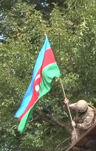 Azerbaycan ordusu Cebrail köyüne Azerbaycan bayrağı dikti