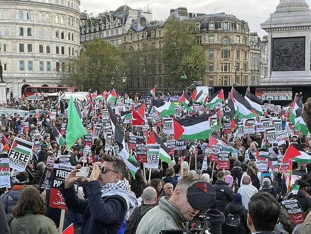 yuzlerce-israilliden-netanyahunun-evinin-onunde-protesto-bibi-bir-katil-1699129475227.jpeg Yüzlerce İsrailliden Netanyahu'nun evinin önünde protesto: Bibi bir katil-5