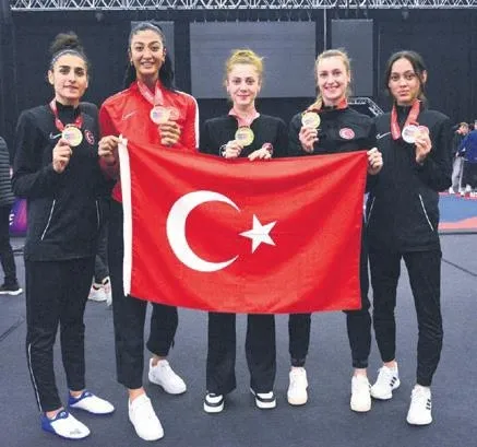 basketbol-voleybol-boks-tekvandodaki-basarilar-turkiyeyi-sevince-bogdu-1653343626367.jpeg Basketbol, voleybol, boks, tekvandodaki başarılar Türkiye'yi sevince boğdu-5